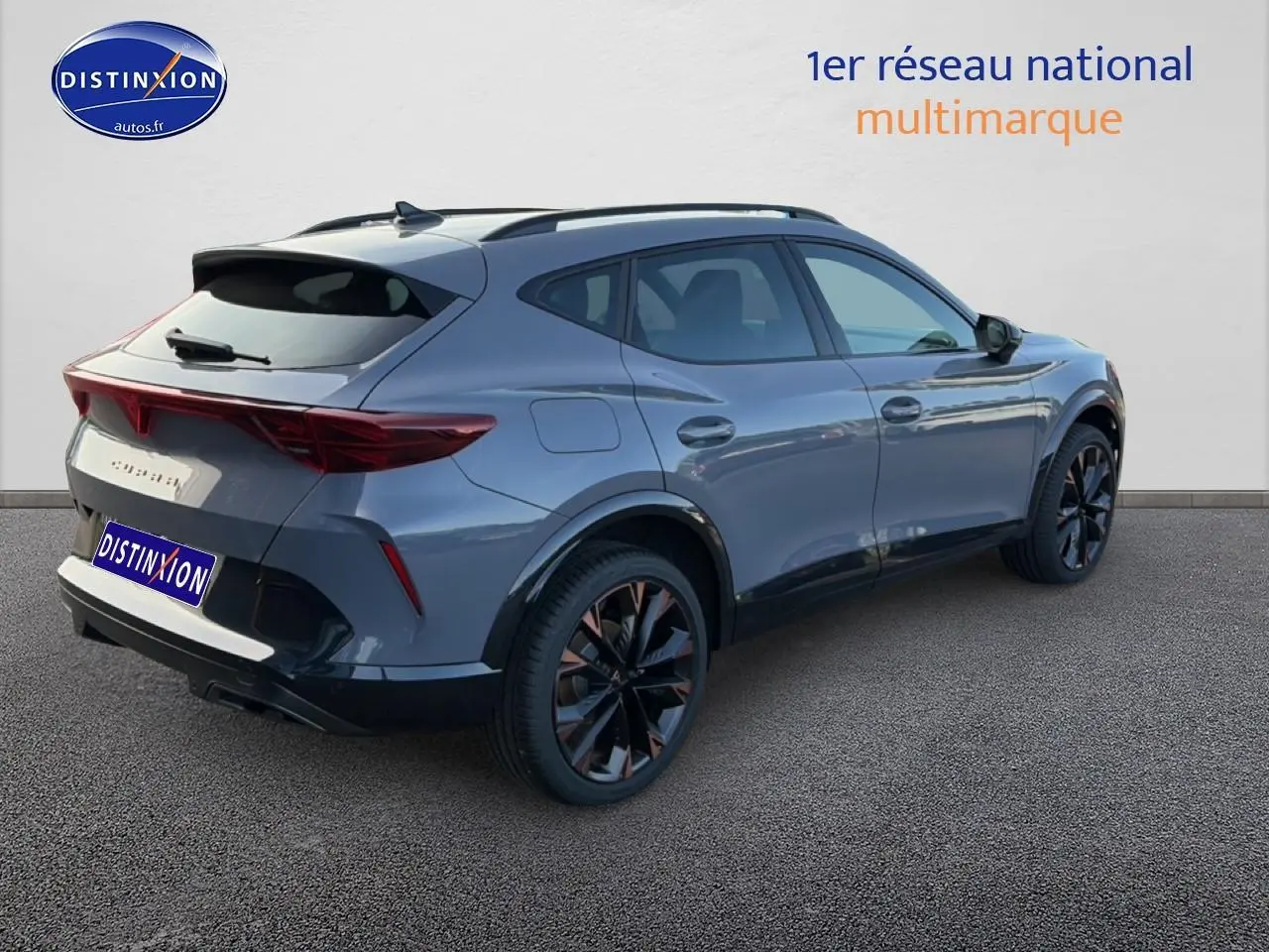 Vue 3/4 arrière droite d'un CUPRA Formentor gris graphene avec jantes noires et détails cuivrés.