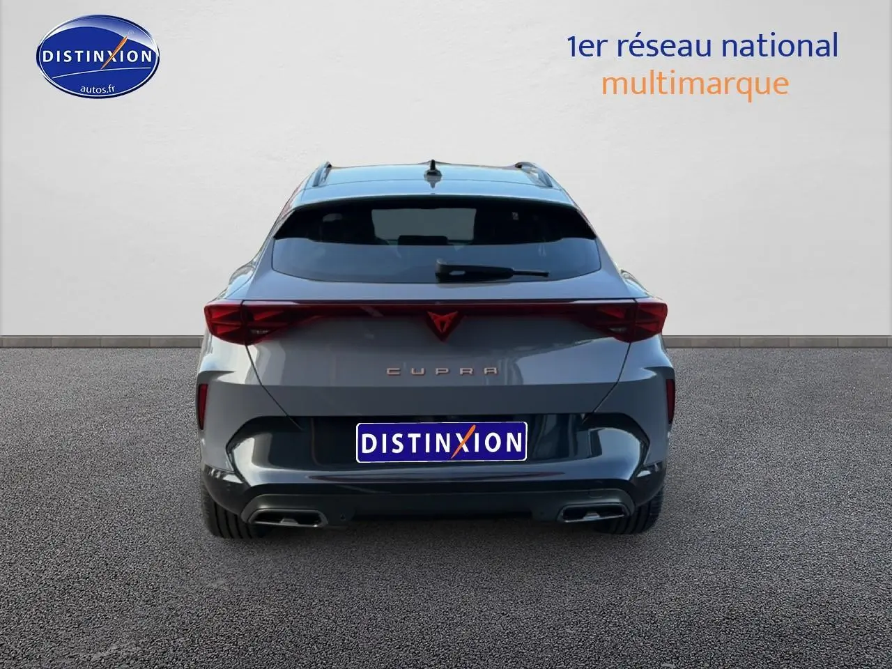 Vue arrière du CUPRA Formentor gris graphene 2026 avec feux LED reliés et double sortie d’échappement visible.