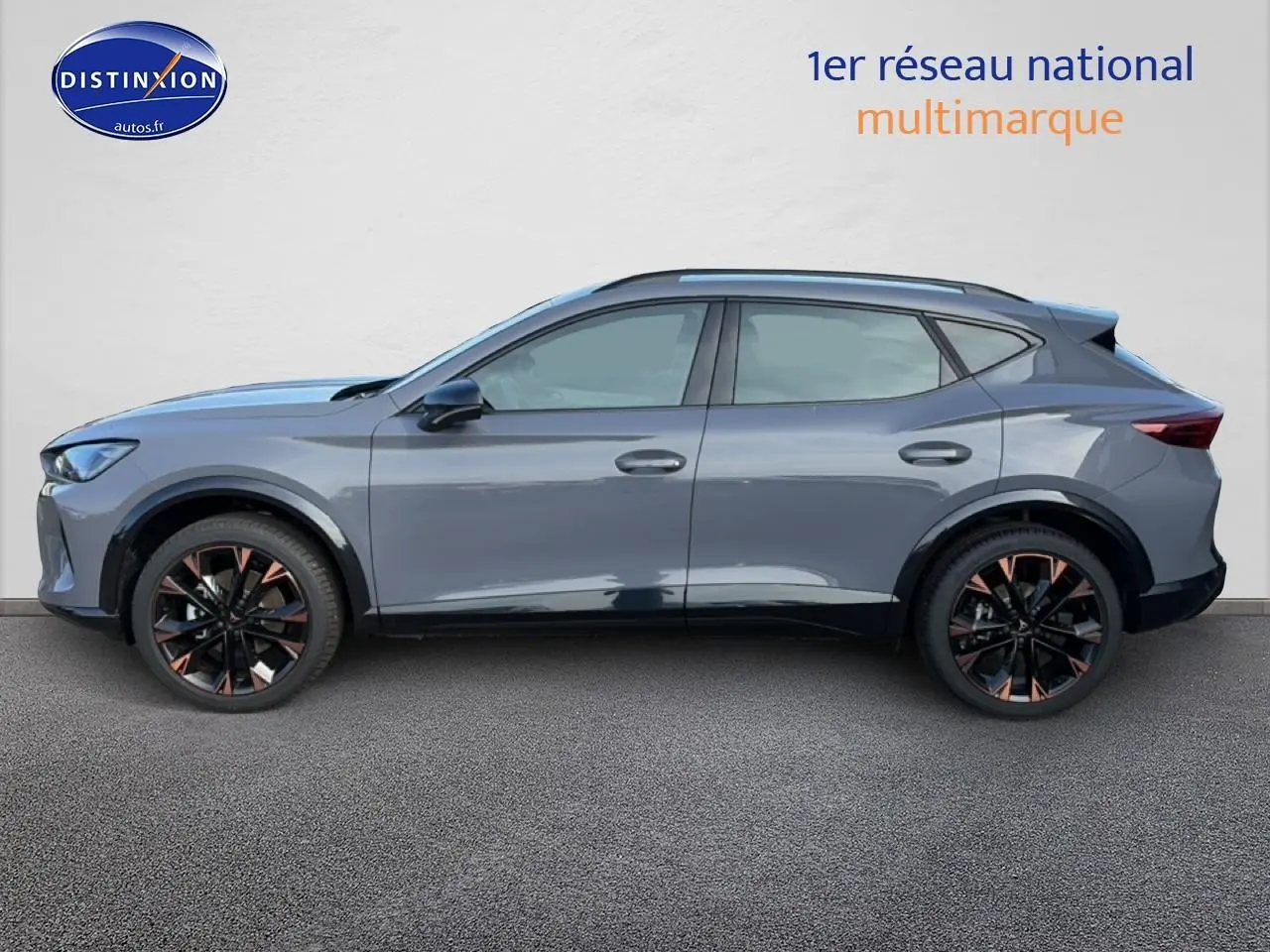 Vue de profil côté gauche du CUPRA Formentor gris graphene avec jantes noires et détails cuivrés.