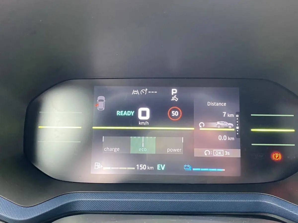 Affichage numérique du combiné d'instruments du Dacia Duster gris foncé, montrant la vitesse à 0 km/h et mode éco actif.