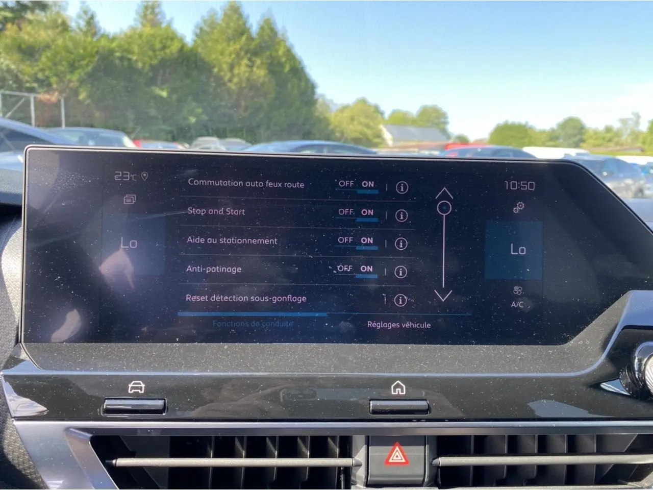 Vue intérieure du tableau de bord du Citroën C4 2021, écran tactile affichant les réglages d’aides à la conduite.