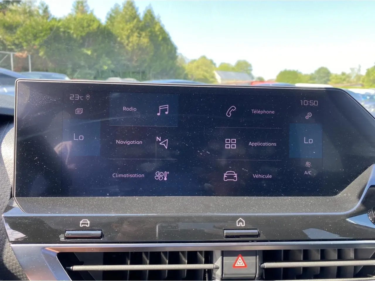 Écran tactile central de la Citroën C4 2021 gris foncé, affichant les menus radio, navigation et téléphone.