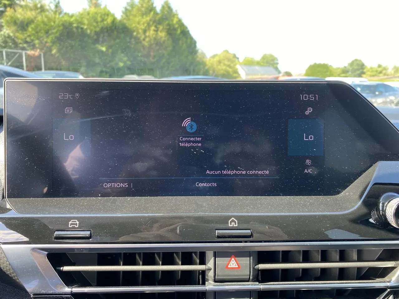 Écran tactile central du tableau de bord du Citroën C4 2021, affichant la connexion Bluetooth et la climatisation.