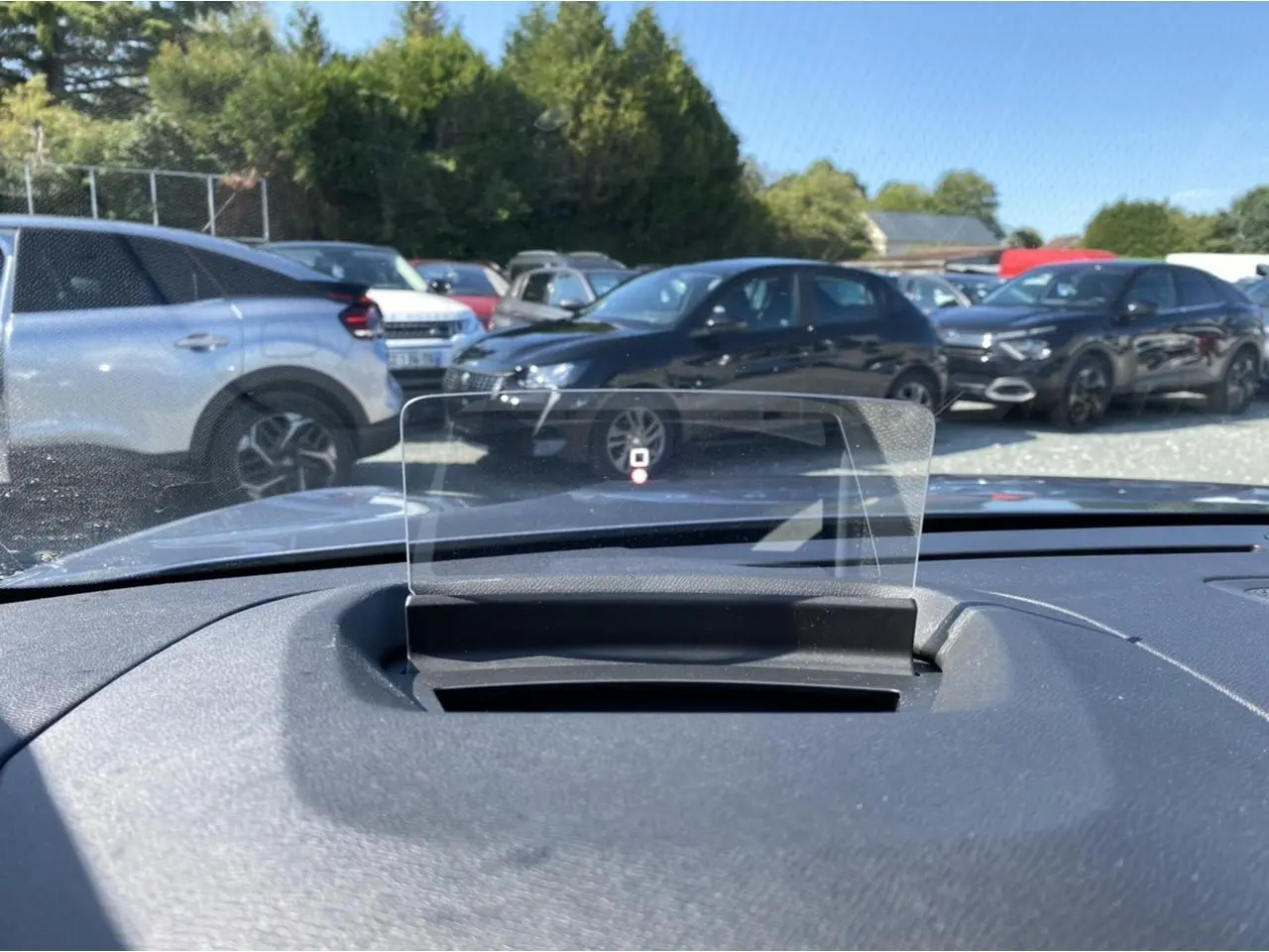 Vue intérieure du tableau de bord de la Citroën C4 2021 gris foncé, avec affichage tête haute transparent en avant.