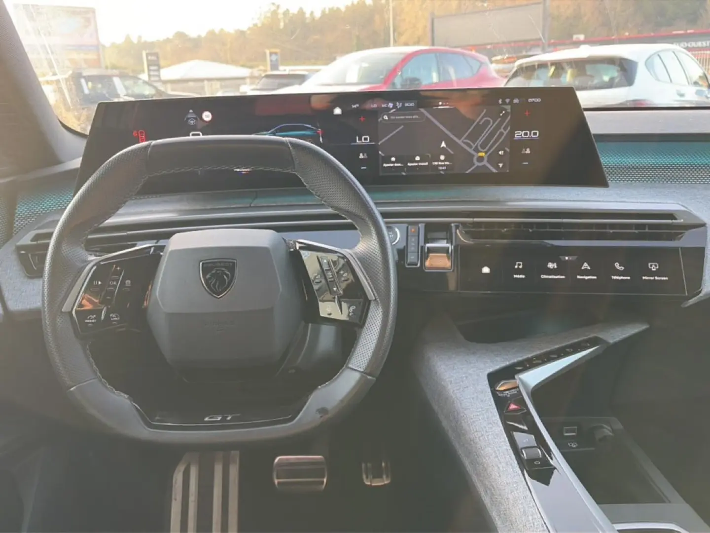 Vue intérieure du tableau de bord et volant cuir multifonction du Peugeot 3008 gris, avec écran tactile et affichage numérique.