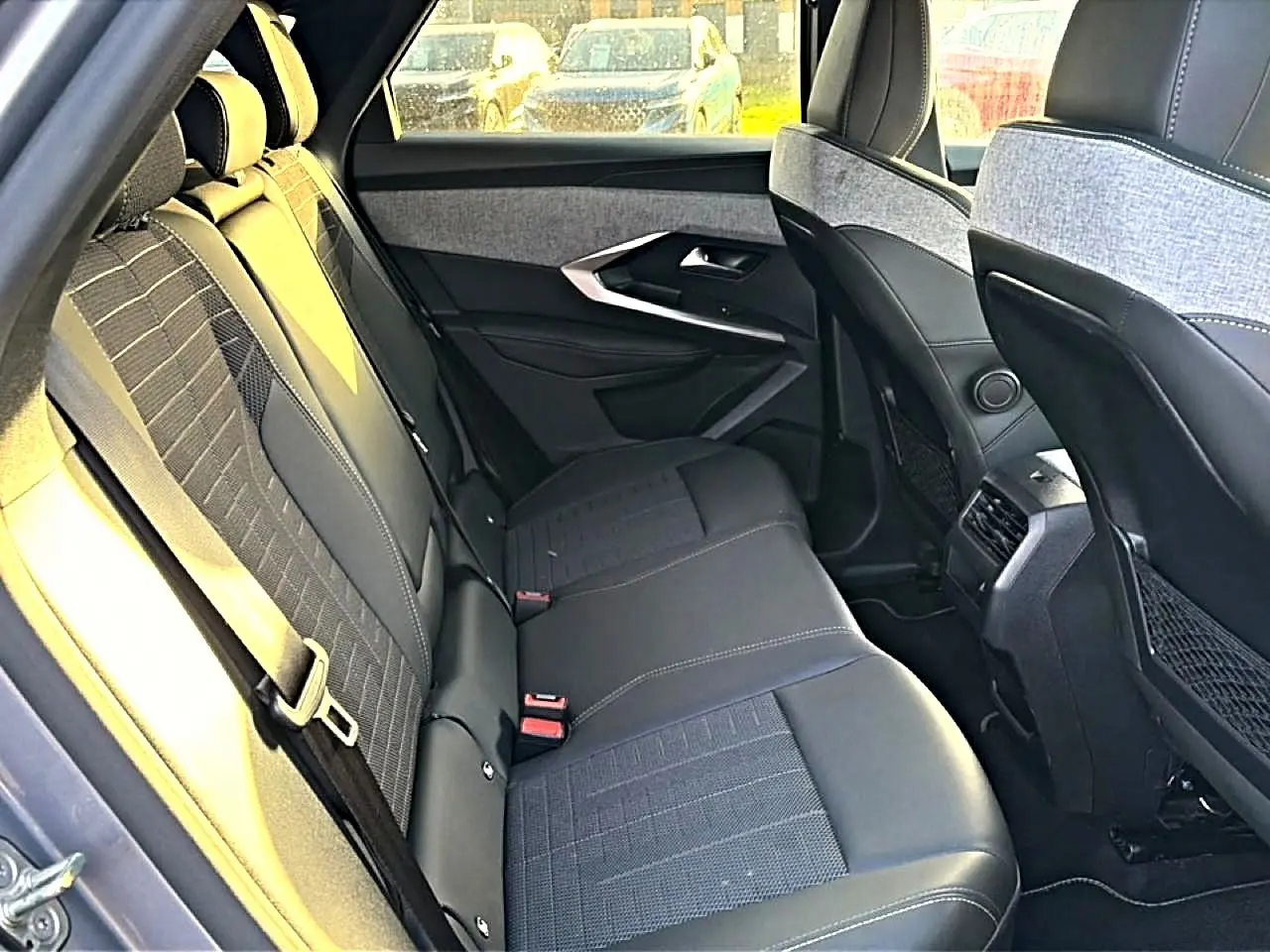 Vue intérieure côté gauche de la banquette arrière cuir et tissu gris du Peugeot 3008 1.2 hybrid 145 GT 2025.