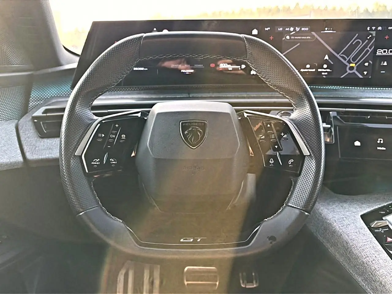 Vue frontale du volant cuir multifonction du Peugeot 3008 GT gris avec tableau de bord numérique et écran tactile.