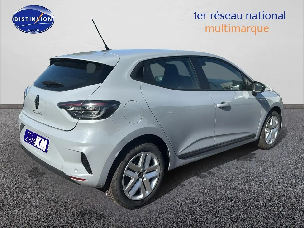 Renault Clio V gris rafale vue 3/4 arrière droit, avec feux LED et jantes alliage visibles.
