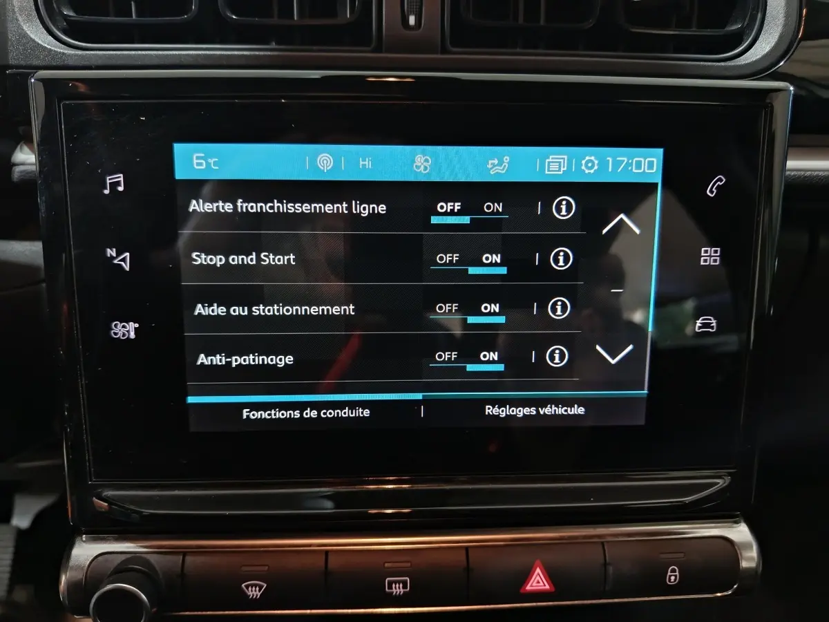 Écran tactile central de la Citroën C3 2024 affichant les réglages d’aides à la conduite, intérieur noir.