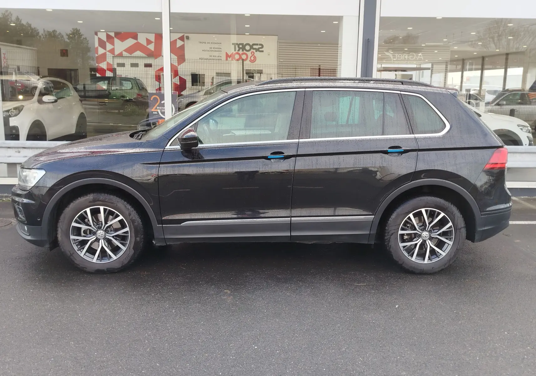 Volkswagen Tiguan 2.0 TDI 150ch noir intense nacré vu de profil côté gauche, avec jantes alliage bicolores.