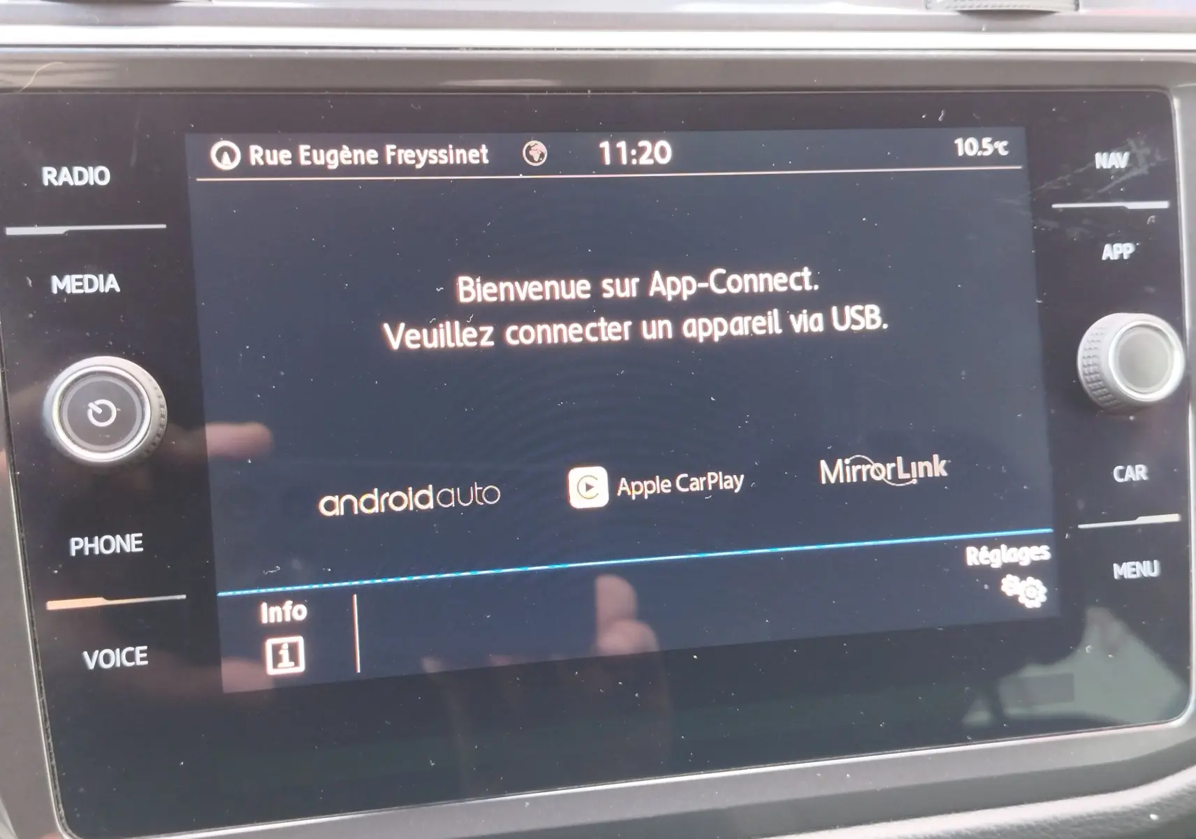 Écran tactile central du Volkswagen Tiguan 2019 affichant l'interface App-Connect avec options Android Auto et Apple CarPlay.