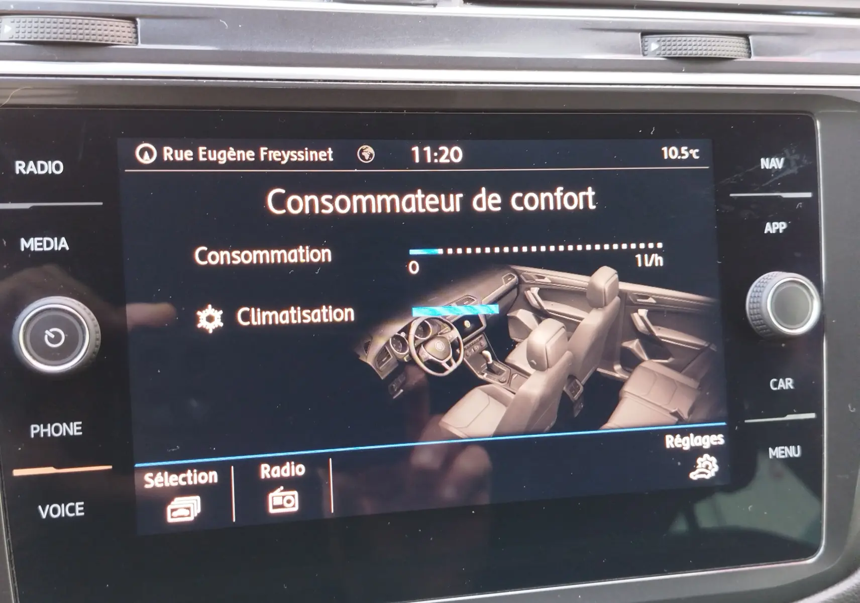 Écran tactile intérieur du Volkswagen Tiguan 2019 affichant la consommation de climatisation et la configuration des sièges.