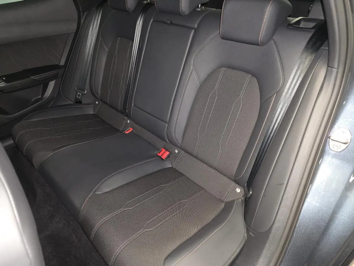 Vue latérale droite de la banquette arrière noire en textile et TEP du CUPRA Formentor gris 2025 avec surpiqûres cuivrées.