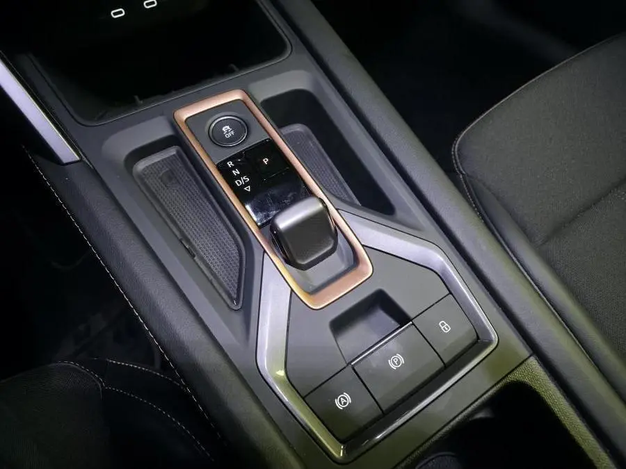 Vue rapprochée de la console centrale noire du CUPRA Formentor 2.0 TDI 2025 avec levier de vitesse automatique et cadre cuivré.