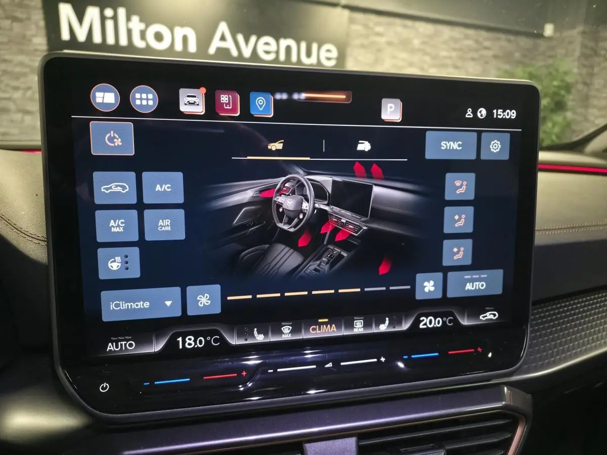 Écran tactile du système d'info-divertissement du CUPRA Formentor 2025 affichant le contrôle climatique.