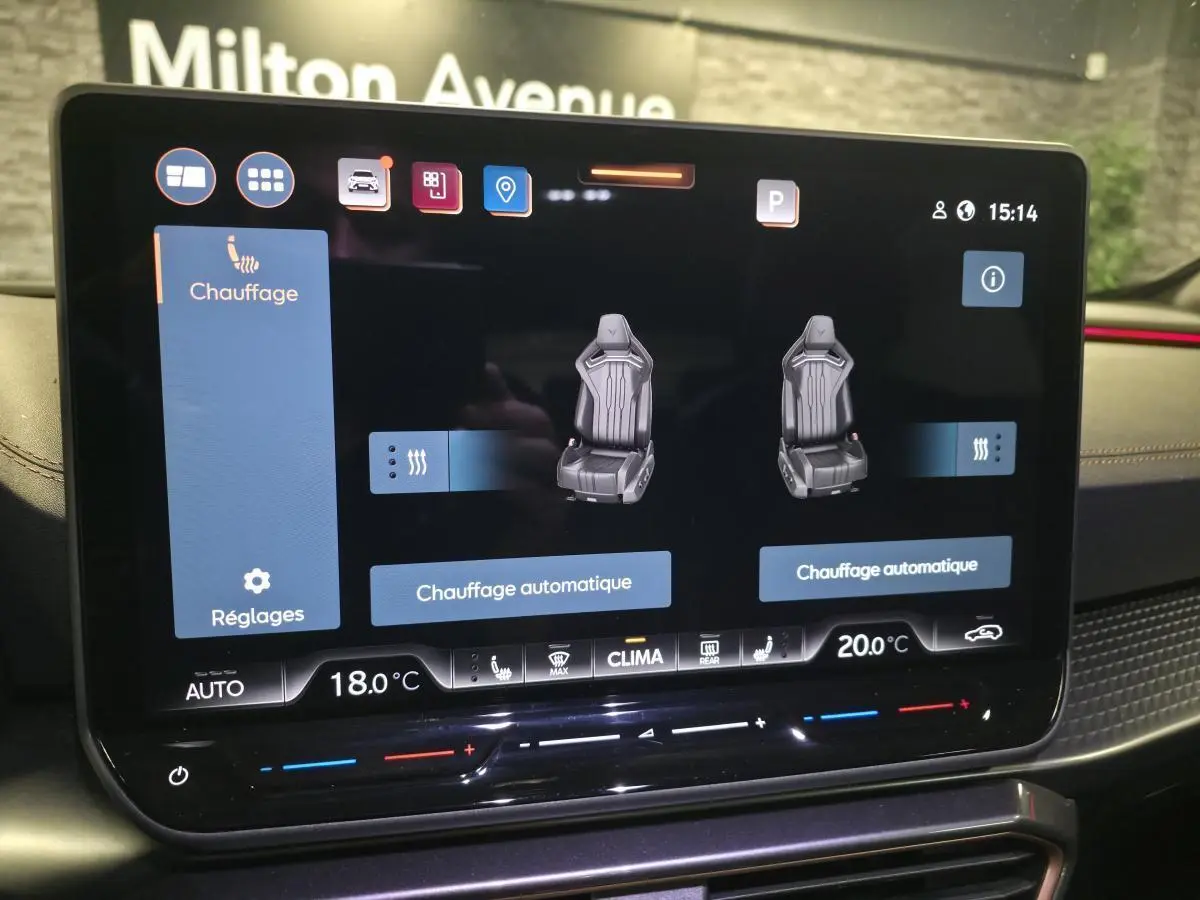 Écran tactile du système de chauffage des sièges avant dans l’habitacle du CUPRA Formentor gris 2025.