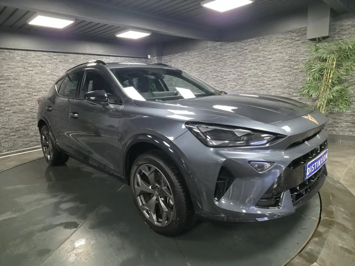 Vue 3/4 avant droite d'un CUPRA Formentor gris métallisé avec jantes alliage 18'' et signature lumineuse Tri-LED.