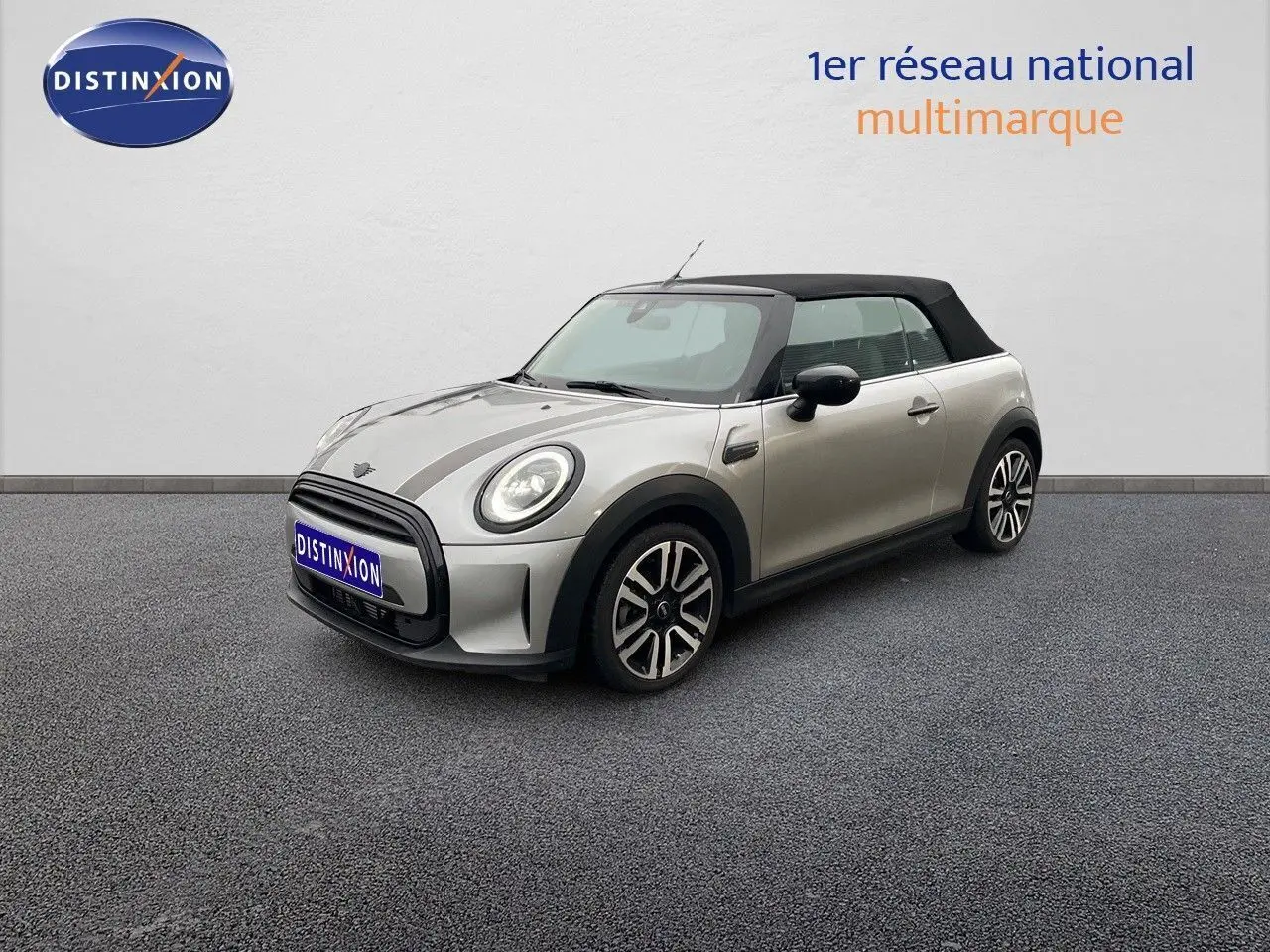 Mini Cabriolet 2023 couleur Melting Silver Metal vue 3/4 avant avec capote noire et jantes bi-ton.