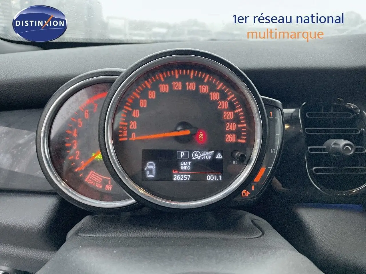 Gros plan sur le tableau de bord de la MINI Cabriolet 2023, affichant le compteur de vitesse et le compte-tours éclairés en rouge.