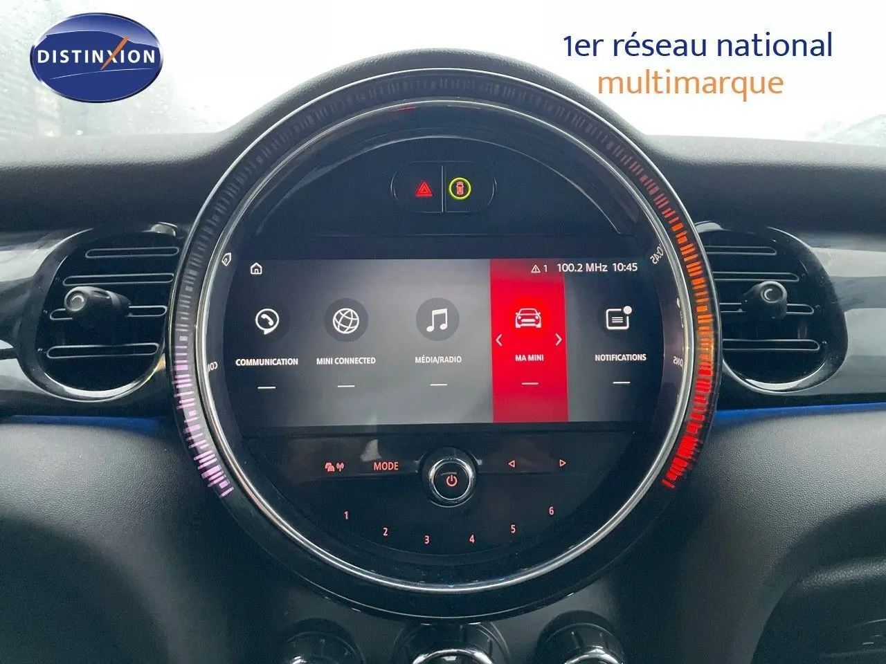 Tableau de bord de MINI Cabriolet F57 2023 avec écran central rond et éclairage LED coloré, ambiance intérieure moderne.