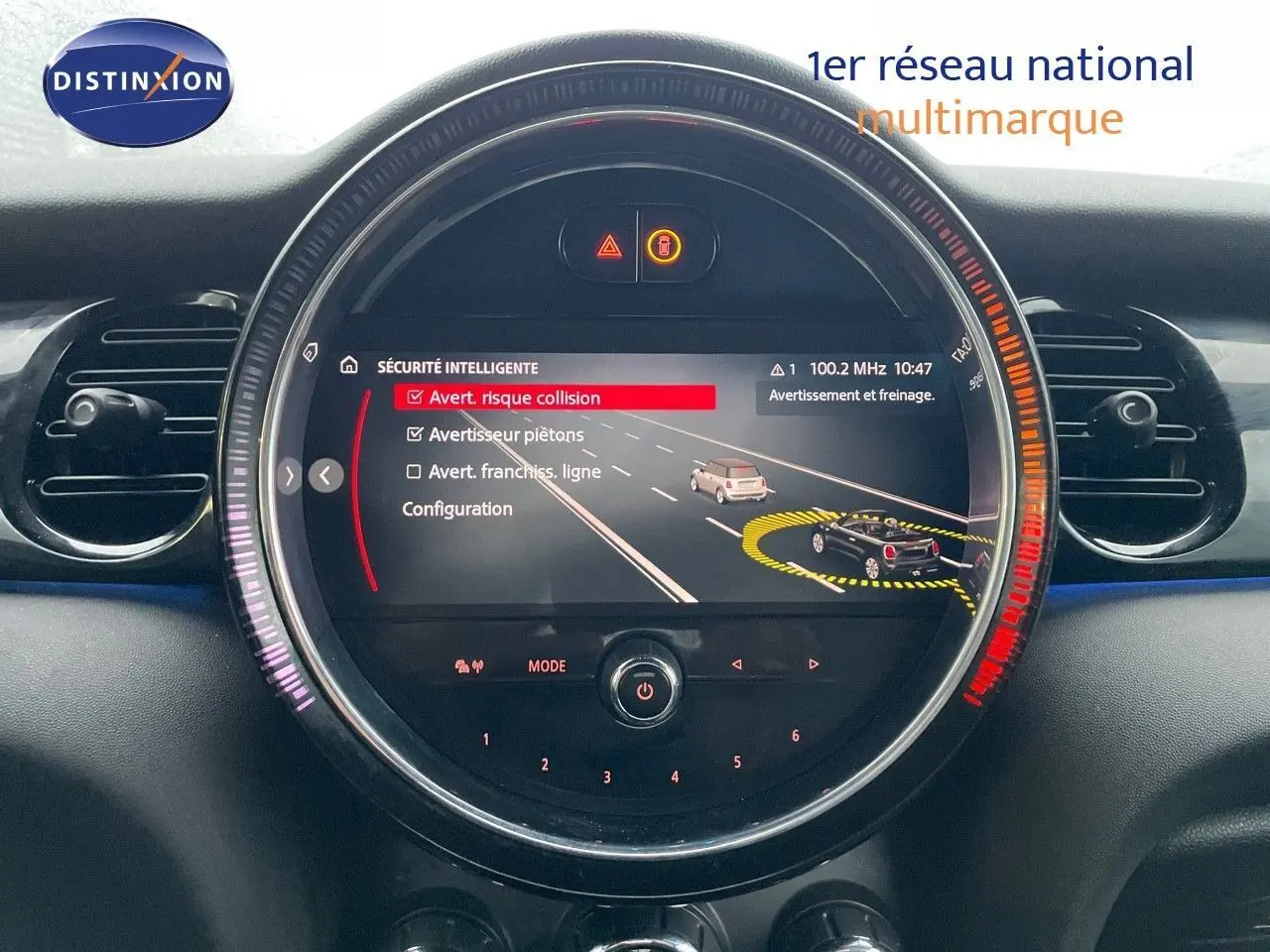 Affichage central du tableau de bord MINI Cabriolet Melting Silver, montrant l'alerte de risque collision en mode sécurité intelligente.