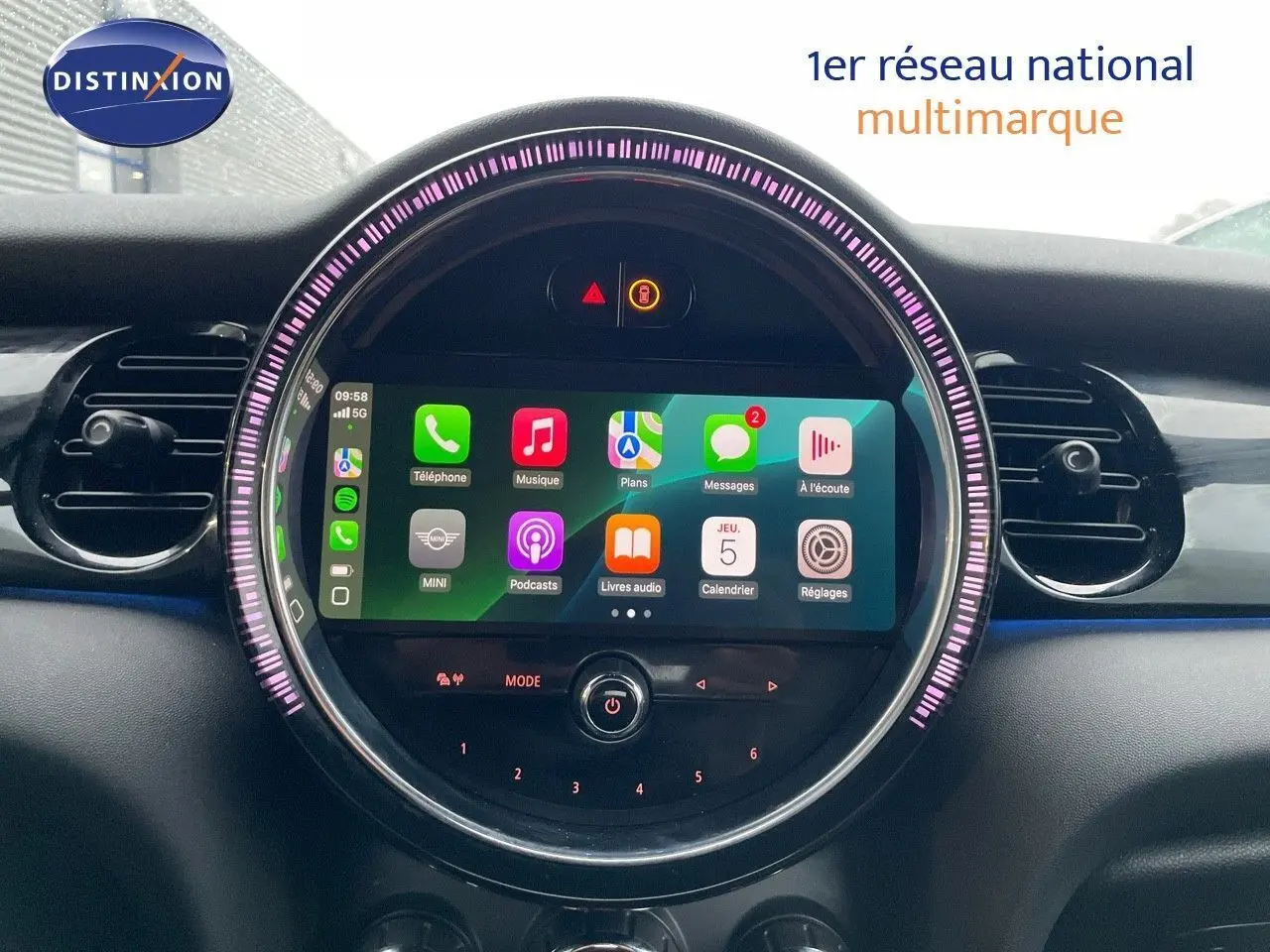 Tableau de bord de MINI Cabriolet F57 2023 avec écran tactile central lumineux et aérateurs ronds noirs.
