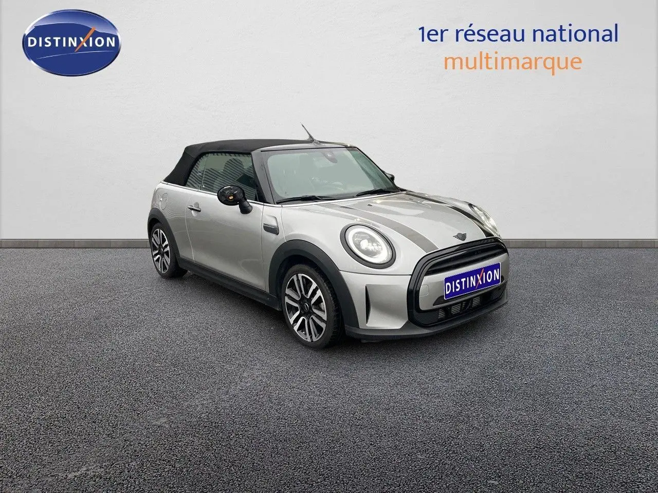 Mini Cabriolet 2023 Melting Silver vue 3/4 avant avec toit noir et bandes grises sur le capot