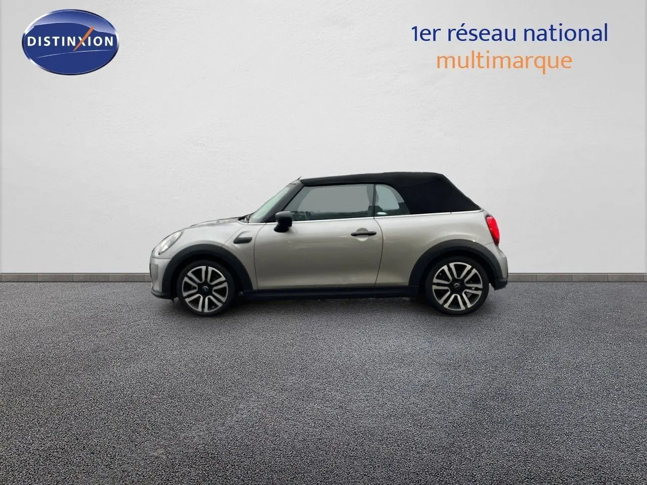 Profil droit d'une MINI Cabriolet 2023 Melting Silver avec capote noire, soulignant son design compact et élégant.