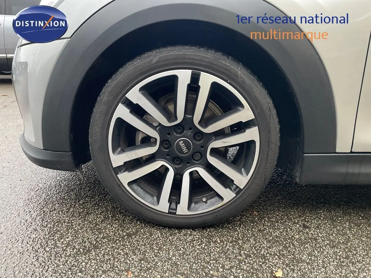 Gros plan sur la roue avant gauche d'une MINI Cabriolet F57 2023 couleur Melting Silver Metal avec jante bi-ton.