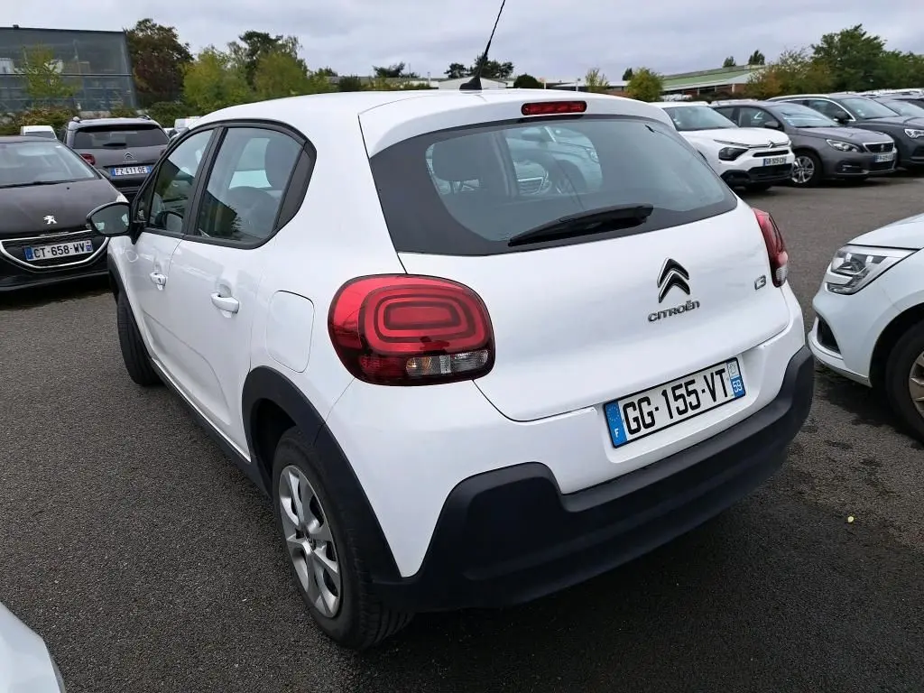 Vue 3/4 arrière droite d'une Citroën C3 Société blanche de 2022 avec feux arrière distinctifs et plaque française visible.