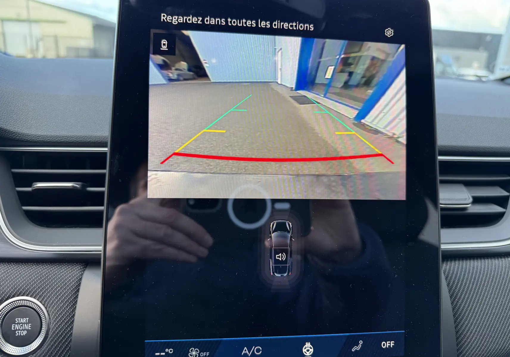 Écran central de la Renault Symbioz 2025 gris Rafale montrant la caméra de recul avec lignes de guidage colorées.