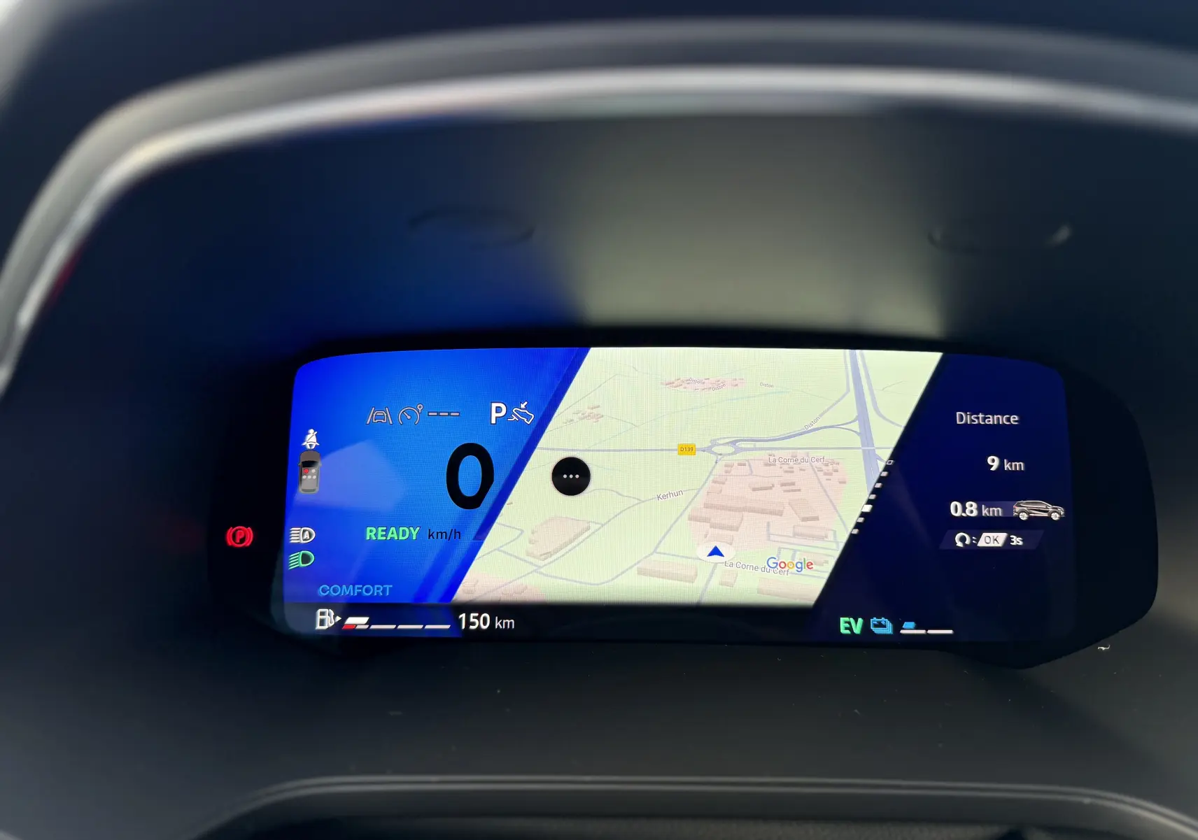 Tableau de bord numérique de la Renault Symbioz 2025, affichant la navigation et les informations de conduite en mode hybride.