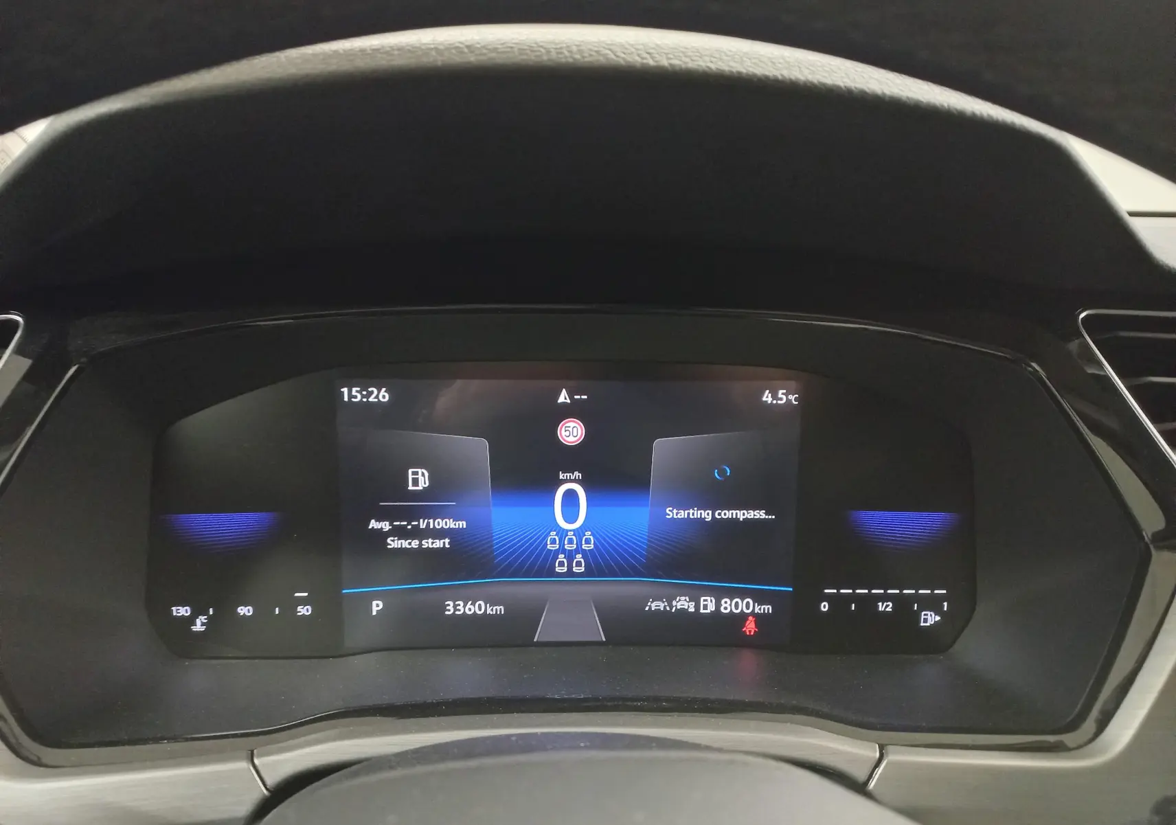 Tableau de bord numérique du Volkswagen Touran 2025, affichage central avec informations de conduite et température extérieure.