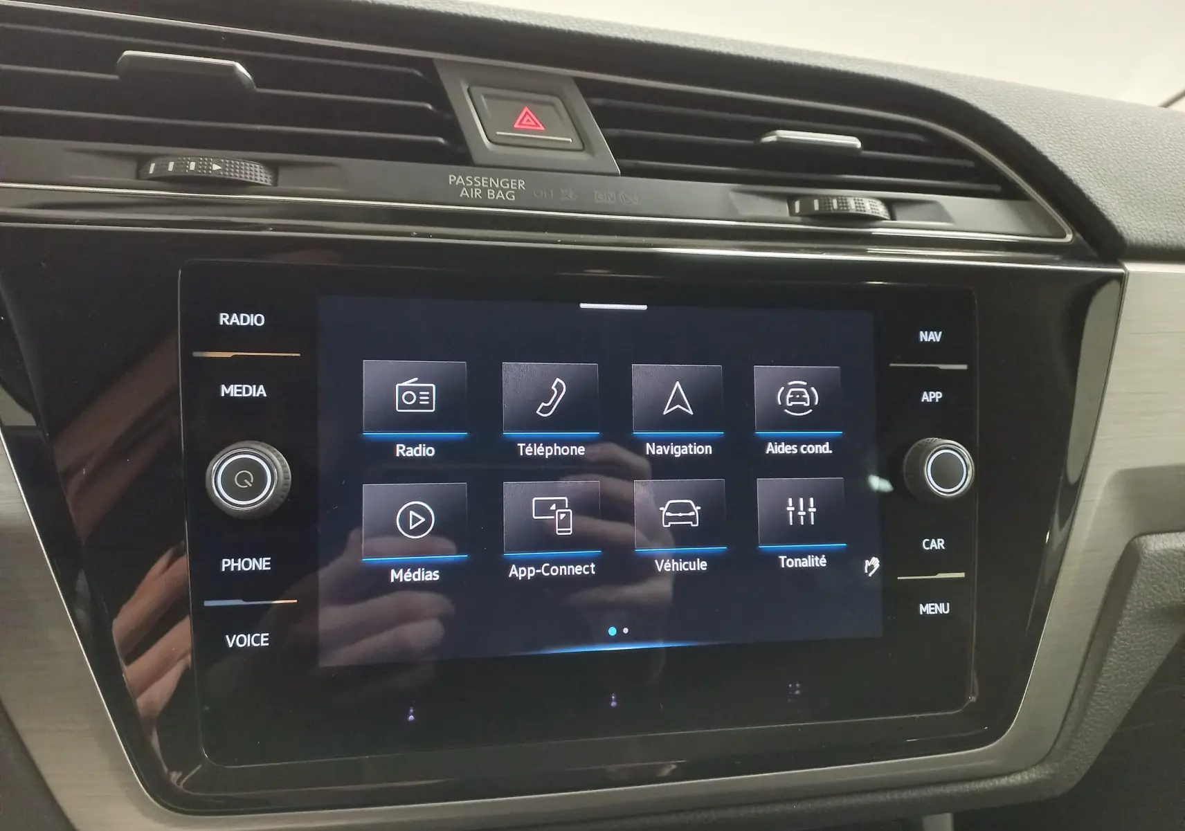 Gros plan sur l’écran tactile central du Volkswagen Touran 2025, affichant les options multimédia et navigation.