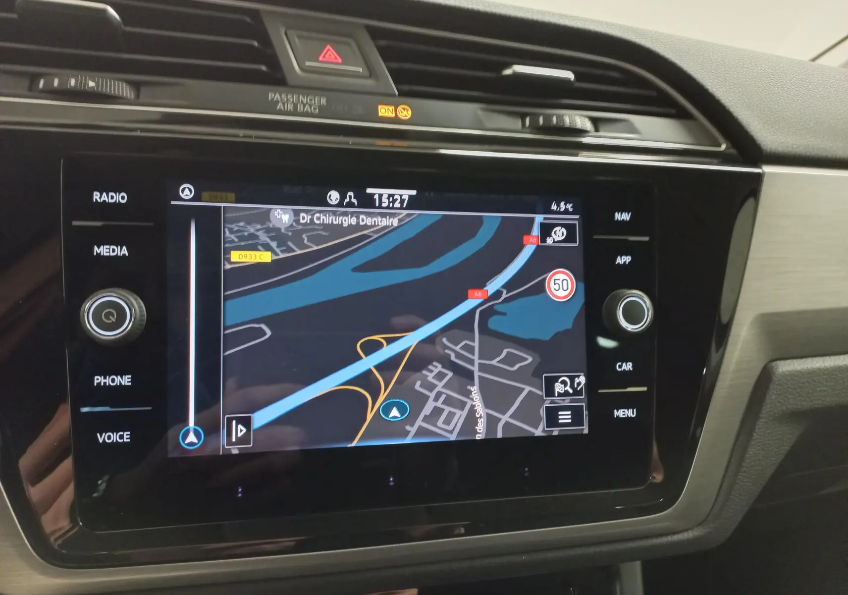 Vue rapprochée de l'écran tactile central du Volkswagen Touran 2025, affichant la navigation GPS.