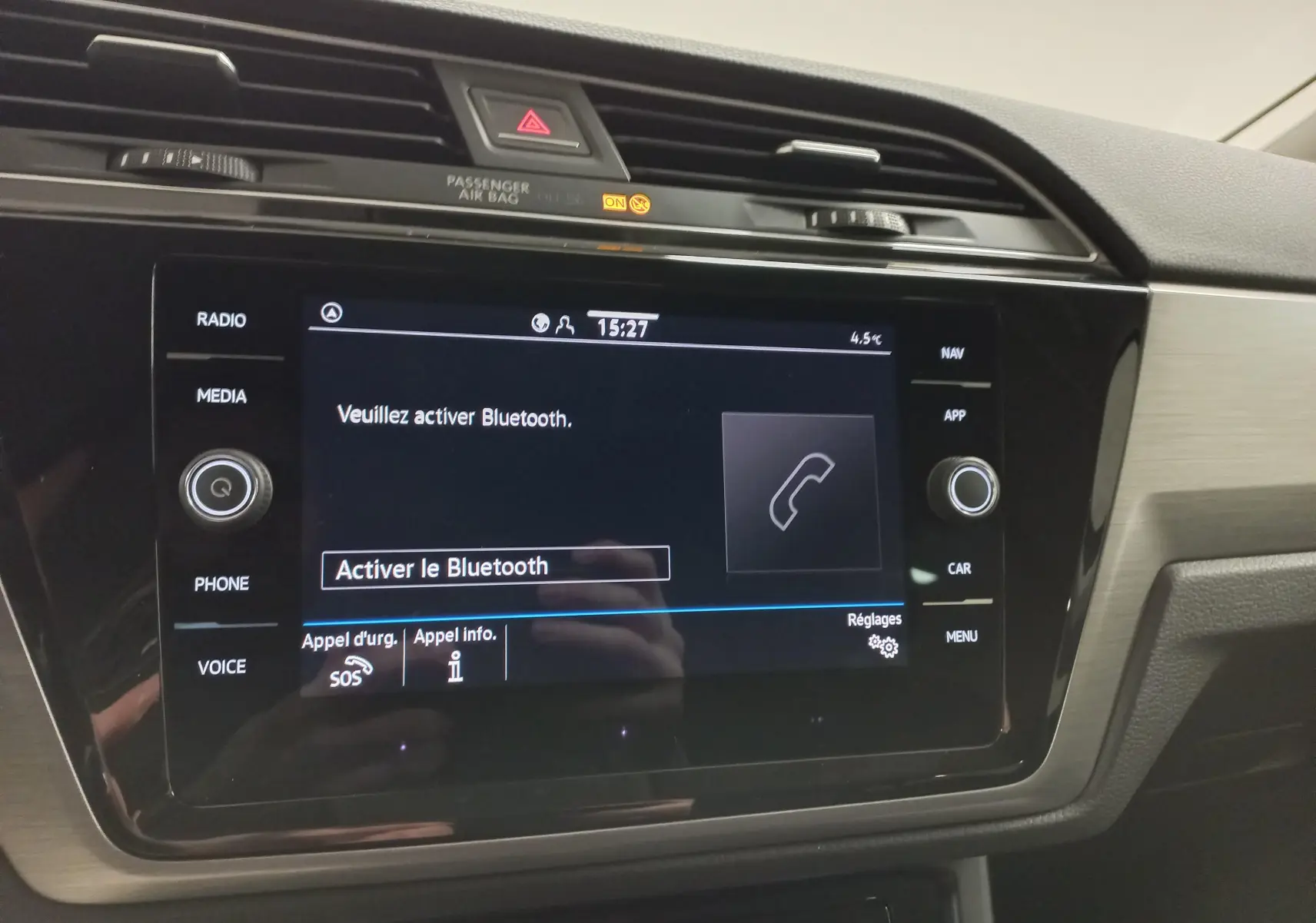 Écran tactile central du tableau de bord du Volkswagen Touran 2025, affichant l'activation du Bluetooth.