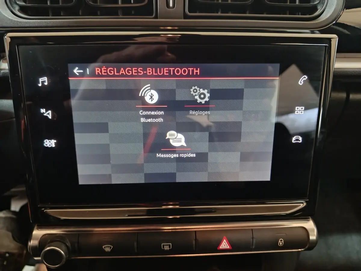 Écran tactile central affichant les réglages Bluetooth dans l’habitacle noir du Citroën C3 2024.