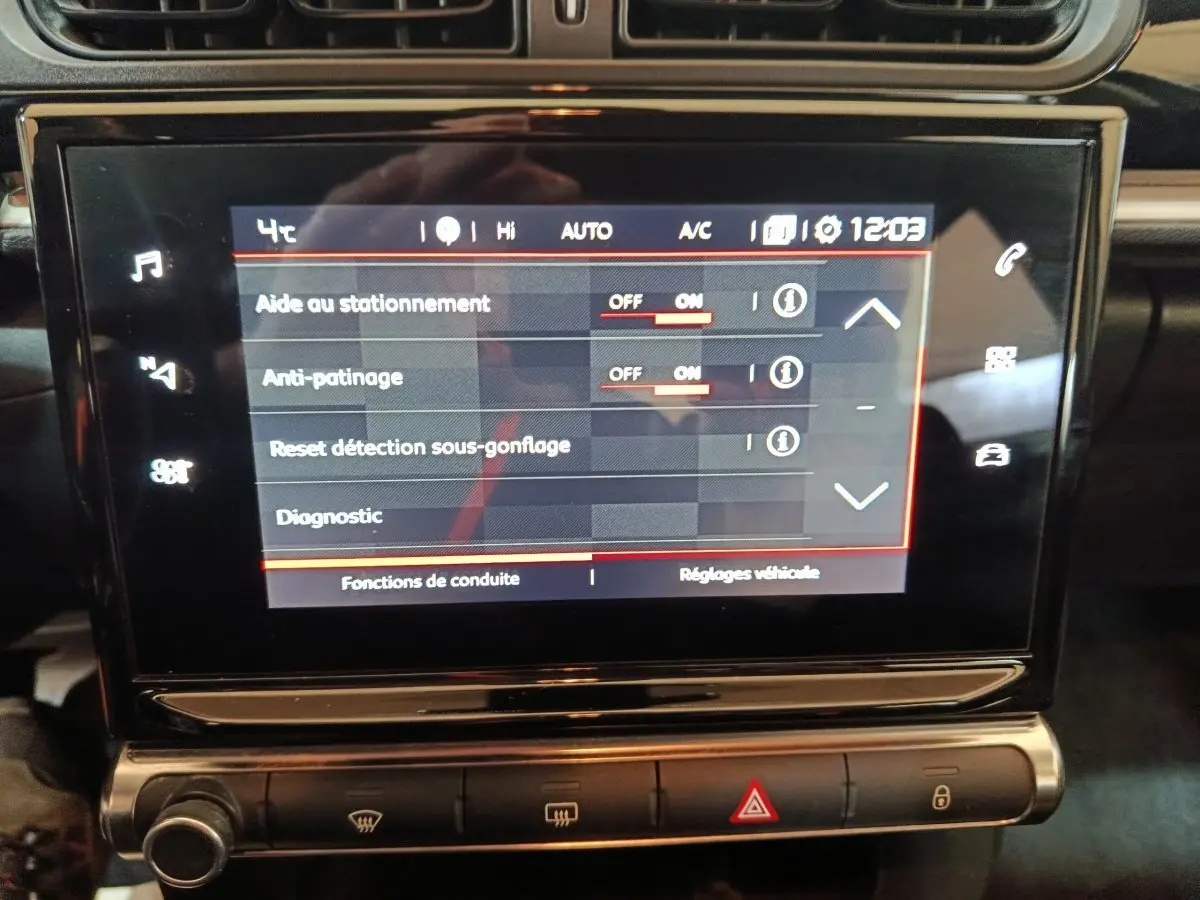 Écran tactile central de la Citroën C3 2024 affichant les réglages d’aide à la conduite, intérieur noir brillant.