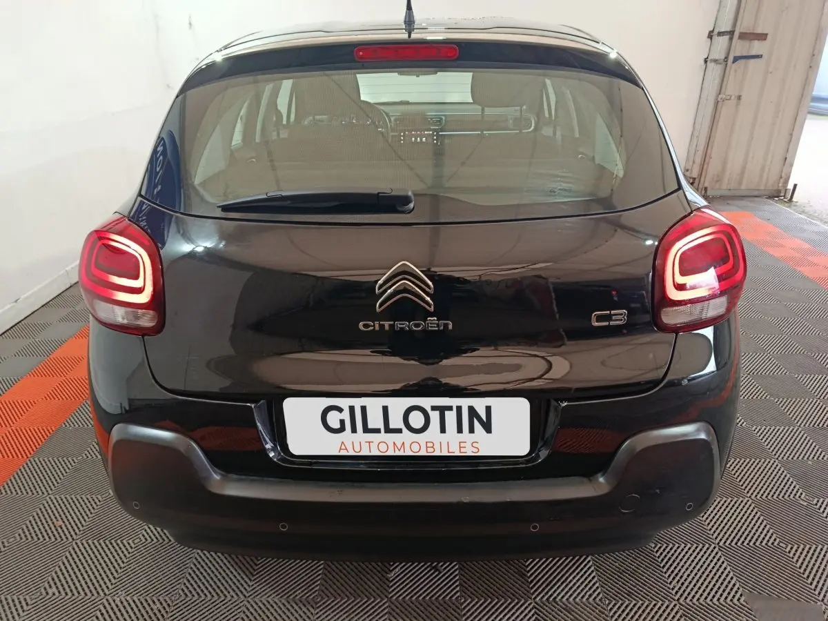 Vue arrière d'une Citroën C3 noire 2024 avec feux arrière LED allumés et logo Citroën visible.