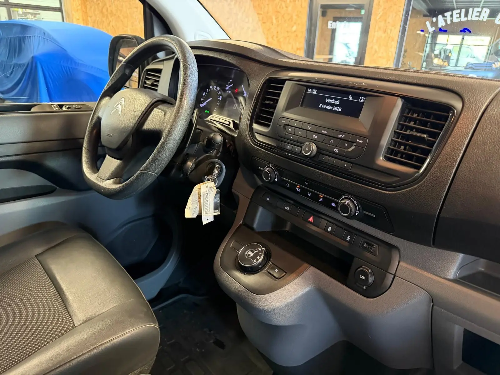 Vue intérieure côté conducteur du Citroën Jumpy 2.0 BlueHDi 180, tableau de bord noir avec volant et console centrale.