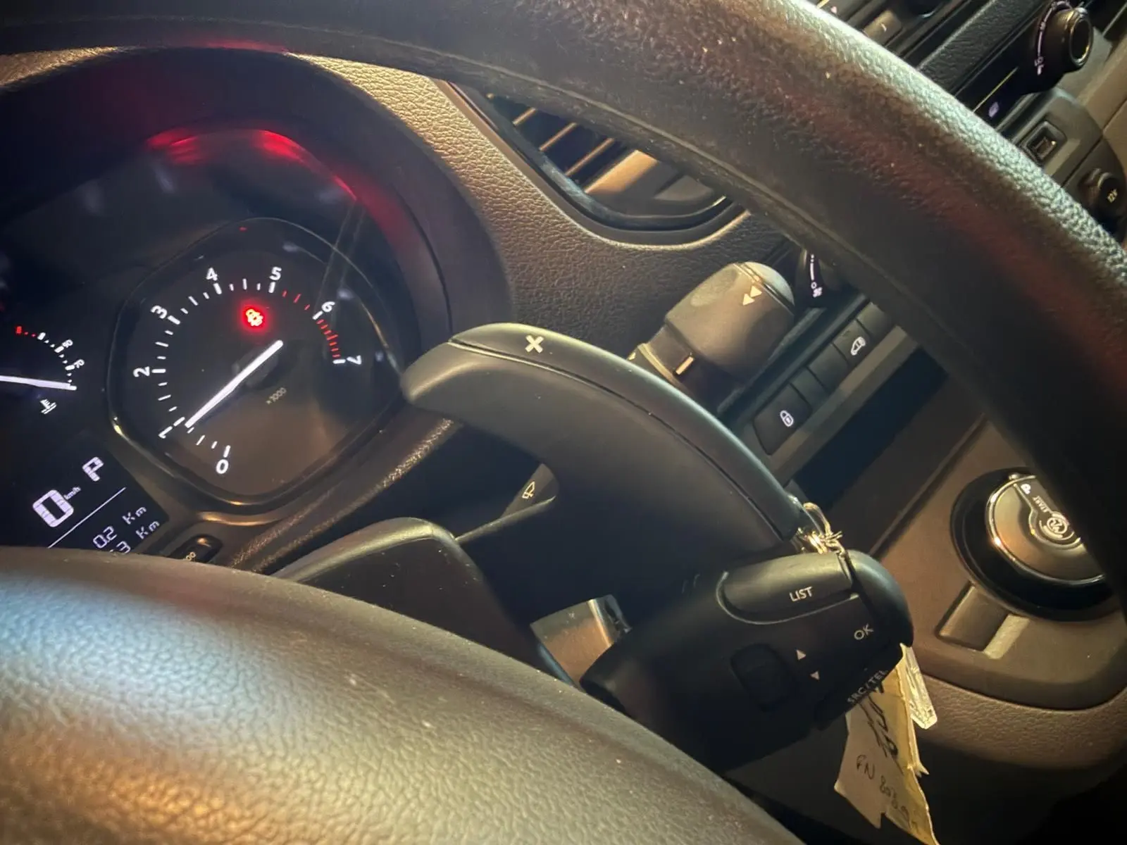 Vue rapprochée du tableau de bord et du volant du Citroën Jumpy gris, montrant les commandes au volant et l'indicateur de régime.