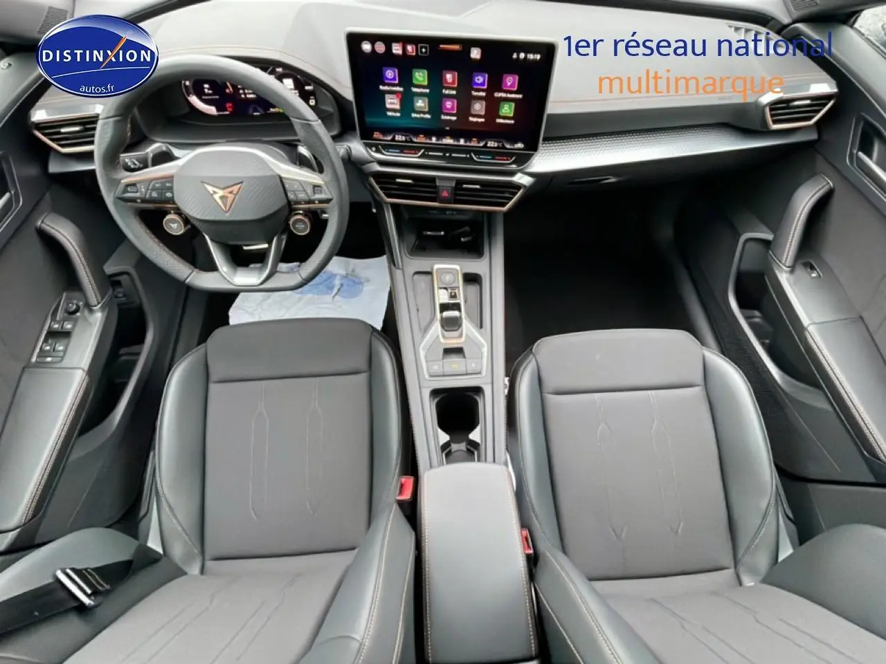 Vue intérieure avant du CUPRA Formentor 2.0 TDI 150 gris graphene, avec volant cuir multifonction et écran tactile central.