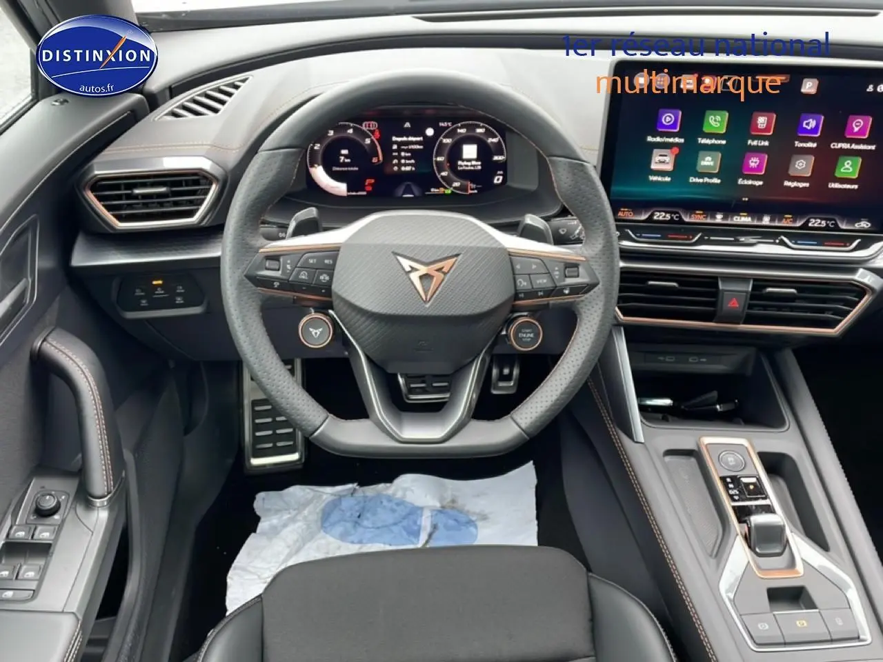 Vue intérieure frontale du poste de conduite du CUPRA Formentor 2.0 TDI gris graphene avec volant sport multifonction et écran tactile.