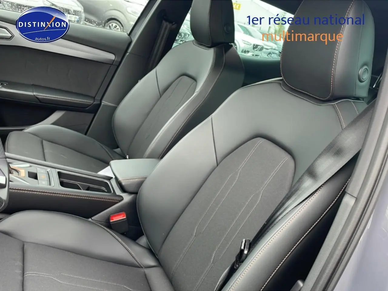 Intérieur avant du CUPRA Formentor 2.0 TDI 150 gris graphene, sièges sport cuir et tissu avec surpiqûres contrastées.