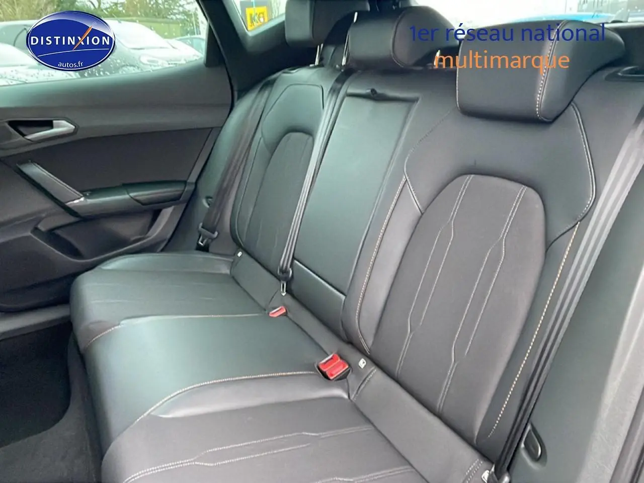 Vue intérieure sur la banquette arrière en cuir noir avec surpiqûres contrastées dans une CUPRA Formentor 2026.