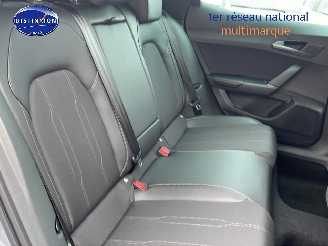 Vue latérale droite de la banquette arrière en cuir noir avec surpiqûres contrastantes du CUPRA Formentor 2026.
