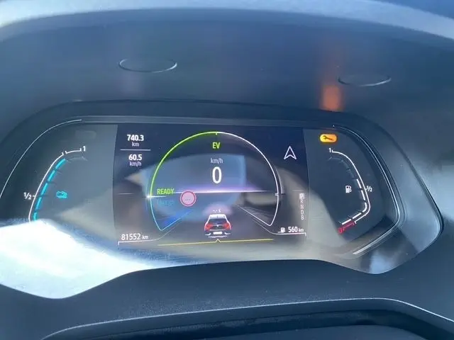 Vue rapprochée du combiné d'instruments numérique du Renault Captur gris clair, affichant la vitesse et l'autonomie.