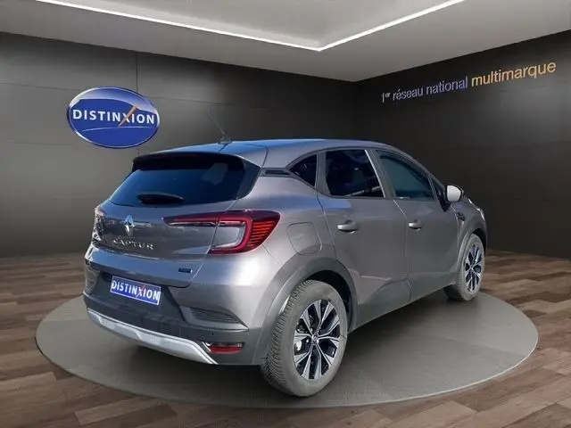 Vue 3/4 arrière droite du Renault Captur gris clair Evolution E-Tech 145 hybride, avec feux LED et jantes alliage.