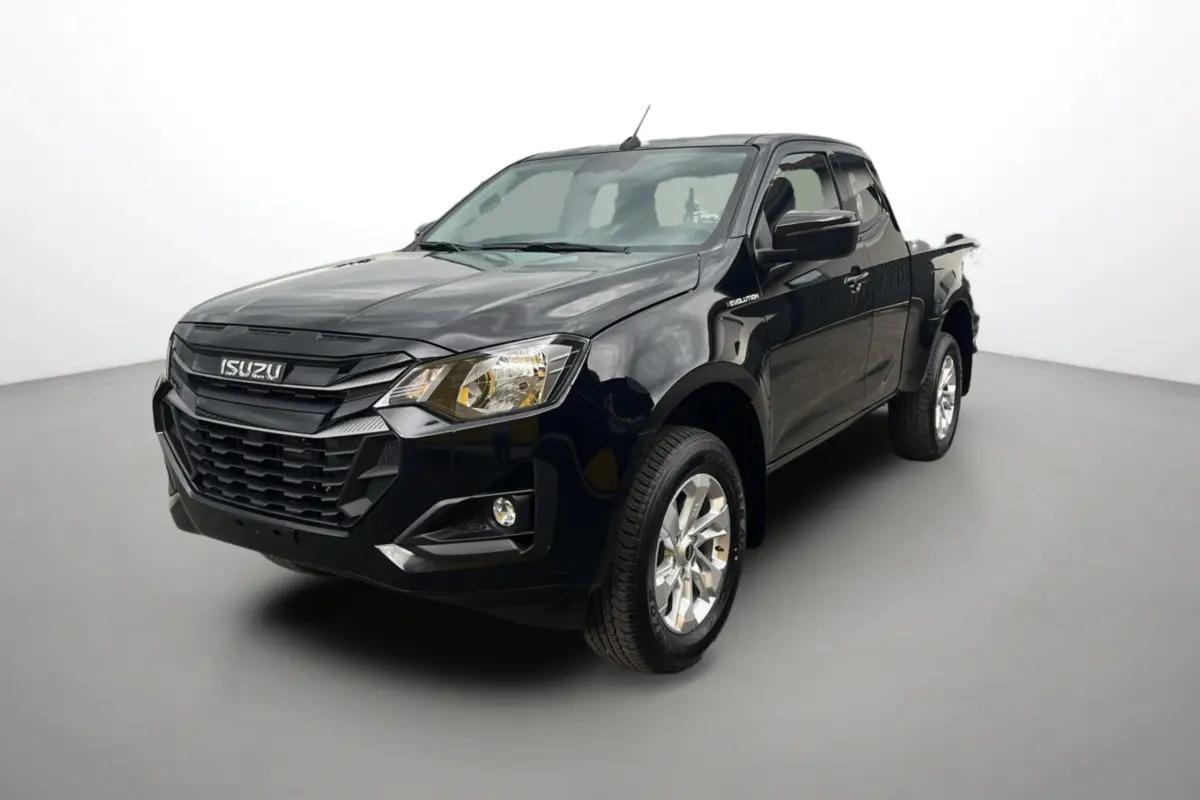 Isuzu D-MAX 2.2 TD 164 Space Evolution noir onyx, vue 3/4 avant droit avec jantes alu 18 pouces.