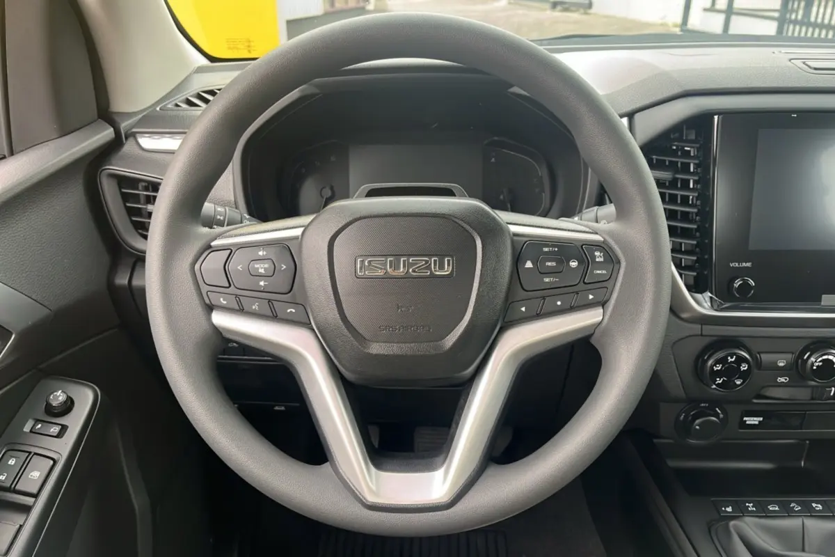 Vue intérieure centrée sur le volant multifonctions noir de l'Isuzu D-MAX 2.2 TD 164 Space Evolution 2026.